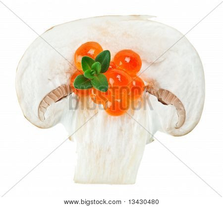 Canape eleganti con caviale rosso ramoscello di timo e muscaria