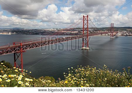 Most Ponte 25 de Abril v Lisabonu