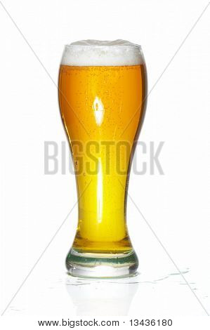 Vetro di close-up birra con schiuma su sfondo bianco