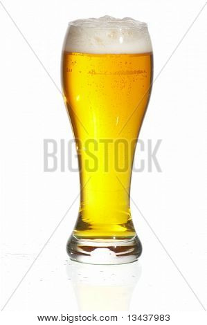 Vetro di close-up birra con schiuma su sfondo bianco