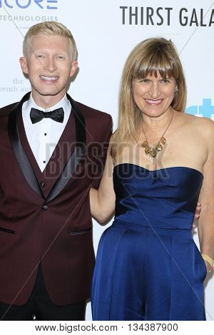 LOS ANGELES - JUN 13:  Seth Maxwell, Catherine Hardwicke at the 7th Annual Thirst Gala at the Beverly Hilton Hotel on June 13, 2016 in Beverly Hills, CA