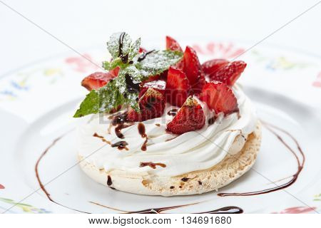 pavlova dessert with strawberries