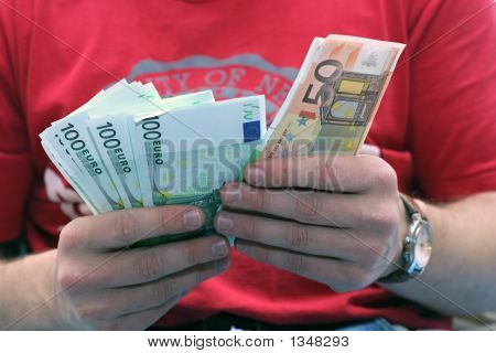 Menschen geben Geld