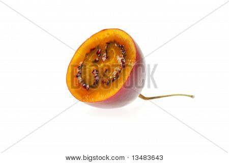 Tamarillo, Isolated On White zu halbieren