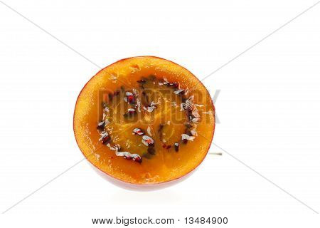 Tamarillo, Isolated On White zu halbieren