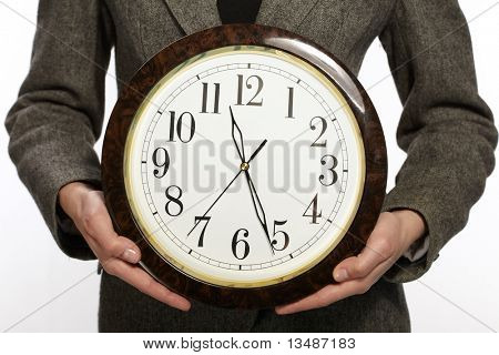 Geschäftsfrau, die Uhr in Händen halten