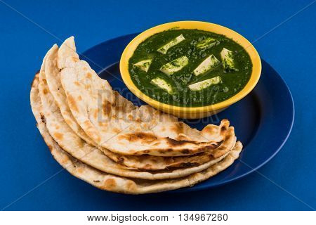 tasty palak paneer served with nan / naan / roti / chapati / fulka / tandoori naan / indian bread