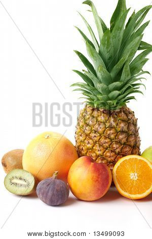 Fruta sobre un fondo blanco