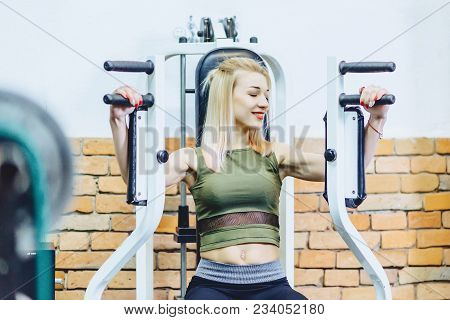 Girl Dumps Her Breasts In Simulator