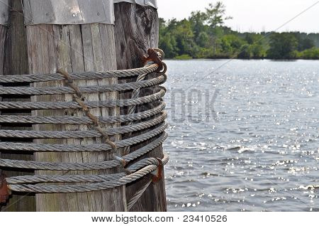 Gammel båd Dock Post på molen på floden