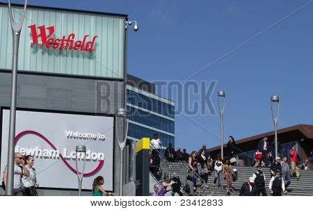 Londýn-SEPT 13: Davy nakupujících navštívit londýnské nejnovější a největší nákupního centra Westfield Stra