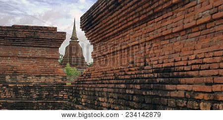 30 Mar 2018 : Sukhothai ,thailand ; Wat Mahathat Temple In The Precinct Of Sukhothai Historical Park