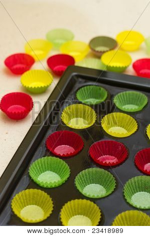 Vibrante Cupcake Wrappers (musica tazas) en la bandeja de metal y de silicio