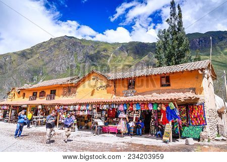 Ollantaytambo, Peru - 27 April 2017: Downtown Of The Small Medieval City Of Ollantaytambo, With Inca