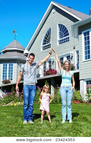 Счастливый, улыбается семьи около новый дом. Недвижимость.
