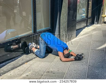 Times Square Manhattan Ny Us - March 23, 2018 Man Begging For Money Usa
