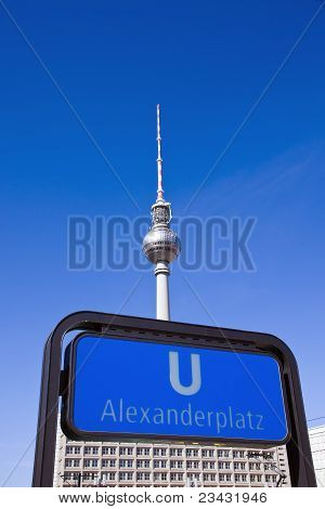 Segno della metropolitana e la torre della televisione di Berlino