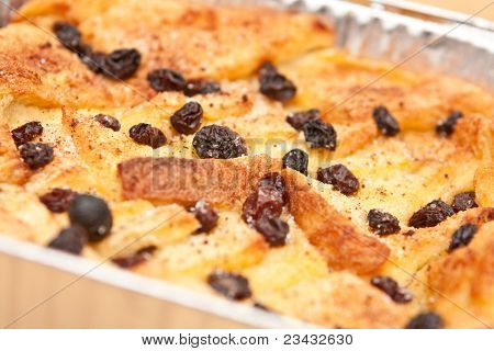 Pyszne i kremowy masło i chleb pudding z rodzynkami