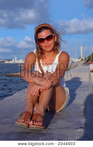 Menina relaxante ao ar livre