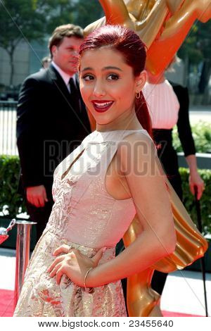 LOS ANGELES - september 10: Ariana Grande ankommer til den kreative Primetime Emmy Awards ankomster på kroner