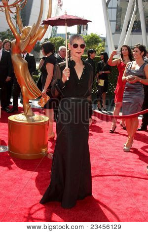 Los Angeles-Sept-10: Lou Eyrich Ankunft der kreativen Primetime Emmy Awards Ankunft bei Nokia 