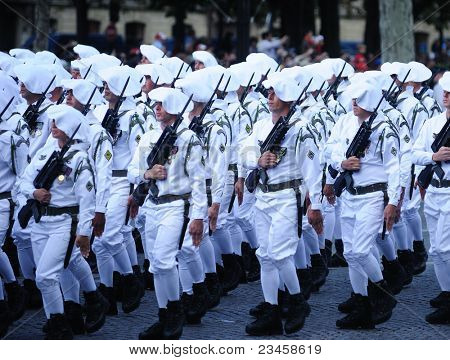 PARIS, Frankreich - Juli 14: Brigade des Chasseurs Alpins in Ausgehuniform der national Day Parade Jul
