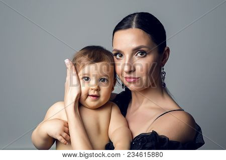 Mother Black 图片和照片（免费试用） | Bigstock