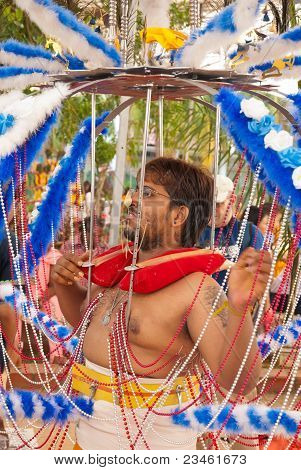 Devoto hindu com Kavadi