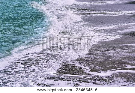 Waves At Te Kopahou Reserve Beach , Wellington , North Island Of New Zealand