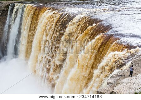 Alexandra Falls Tumble 32 Meters Over The Hay River, Twin Falls Gorge Territorial Park Northwest Ter