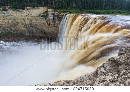 Alexandra Falls Tumble 32 Meters Over The Hay River, Twin Falls Gorge Territorial Park Northwest Ter