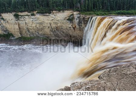 Alexandra Falls Tumble 32 Meters Over The Hay River, Twin Falls Gorge Territorial Park Northwest Ter