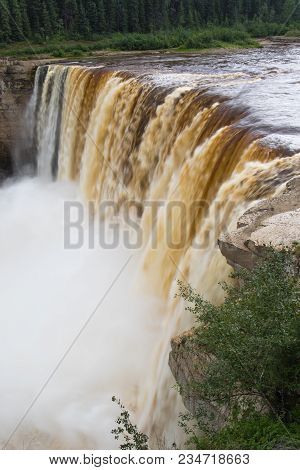 Alexandra Falls Tumble 32 Meters Over The Hay River, Twin Falls Gorge Territorial Park Northwest Ter