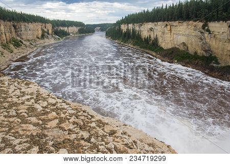 Alexandra Falls Tumble 32 Meters Over The Hay River, Twin Falls Gorge Territorial Park Northwest Ter