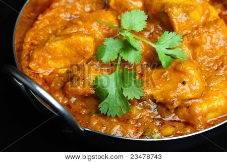 Balti 요리에 인도 치킨 dansak 카레입니다.