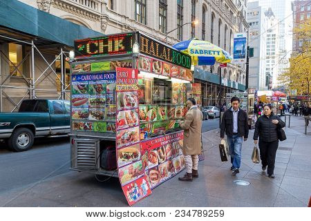 New York, United States Of America - November 18, 2016: Customer At A Street Vendor Cart In The Stre