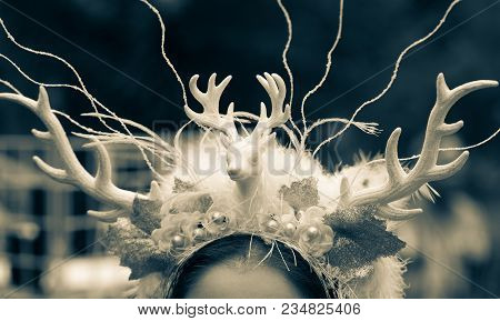 Gothic Style Headdress Whith Glittery Deer Antlers And White Pearls And Feathers