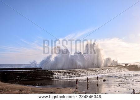 Photo Picture Of A Big Wave In The Ocean