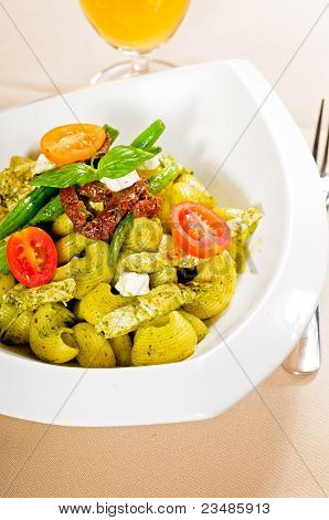 パスタ ペストと野菜