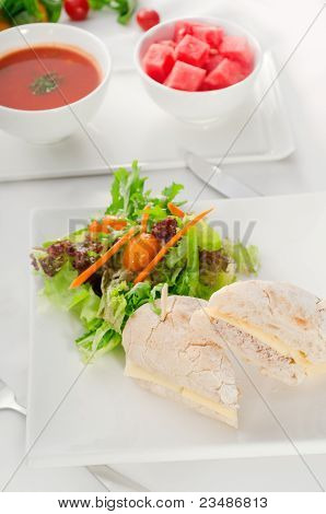 참치와 샐러드와 치즈 샌드위치