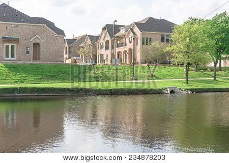 Lakeside Newly Built Homes Near Urban Park In America