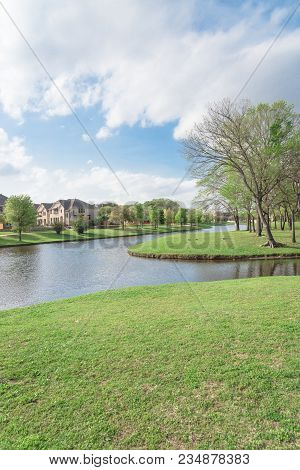 Lakeside Newly Built Homes Near Urban Park In America