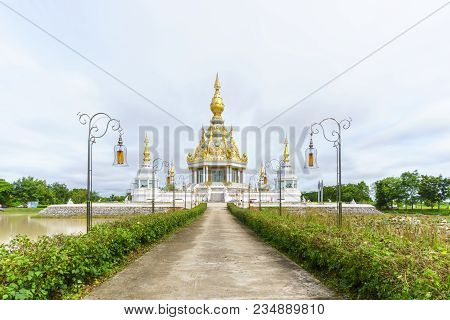 Magnificent Wat Thung Setthi (the Great Jewel Chedi Of The Three Worlds) In Beautiful Day , Khon Kae