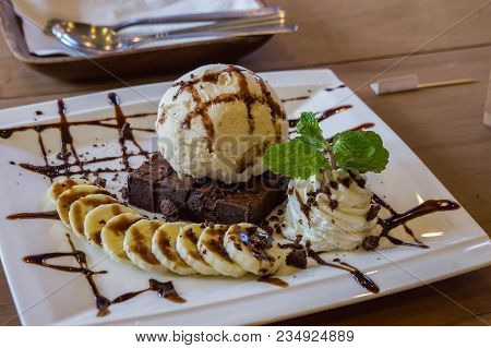 Ice Cream Vanila And Chocolate Souce Banana Dessert
