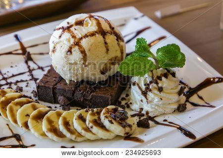Ice Cream Vanila And Chocolate Souce Banana Dessert