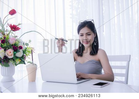 Smart Girl's Working On Notebook , Workingwoman Using Laptop In The Room