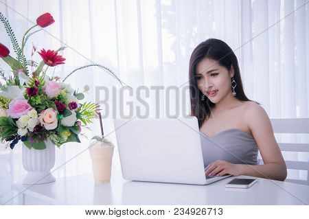 Smart Girl's Working On Notebook , Workingwoman Using Laptop In The Room
