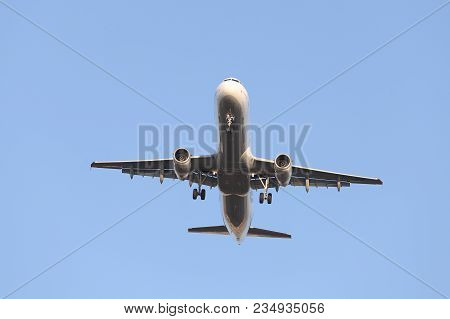 Istanbul, Turkey - January 07, 2018: Turkish Airlines Airbus A321-231 (cn 4643) Landing To Istanbul 