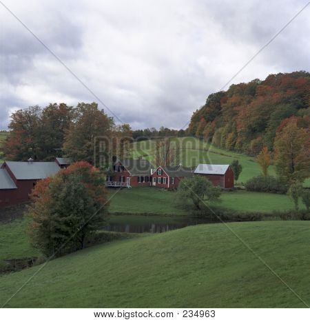 Klassische Farm im Herbst