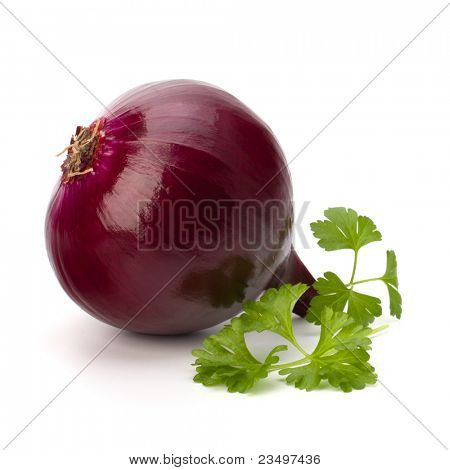 Rote Zwiebel-Knolle und frische Petersilie, isolated on white background